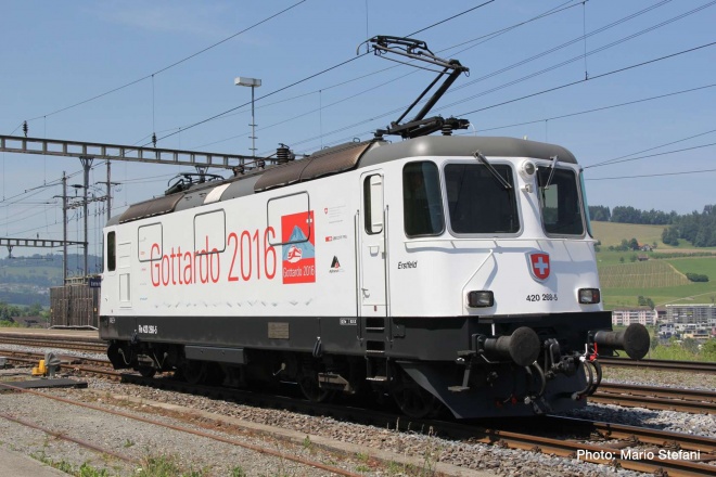 Electric locomotive Re 420 268 Gottardo  Digital with sound<br /><a href='images/pictures/Roco/234830.jpg' target='_blank'>Full size image</a>